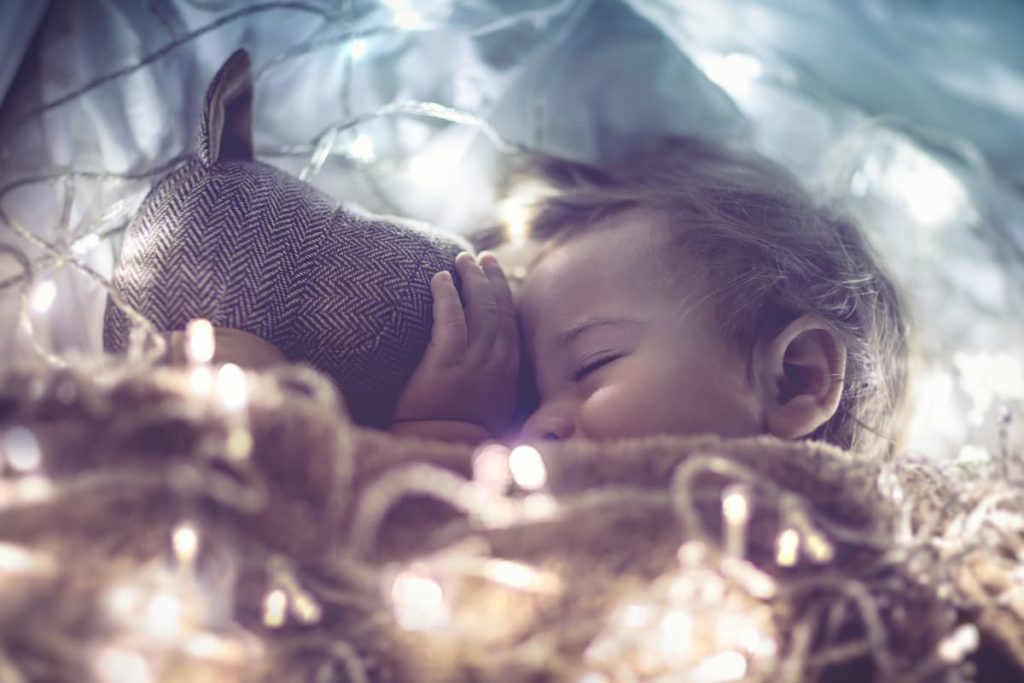 Ребенок спит с ночными фонариками